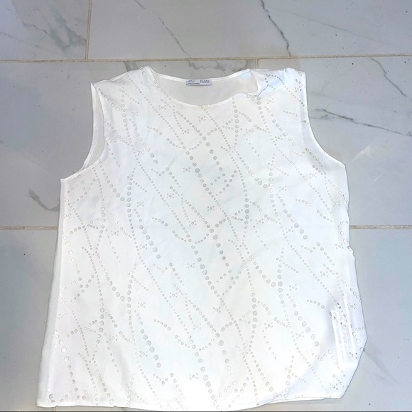 Zara Tops - Zara White Sleeveless printed blouse